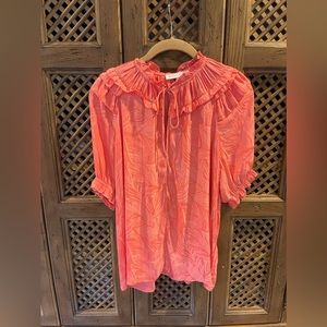 Easy blouse to pair with shorts, jeans or a denim mini shirt